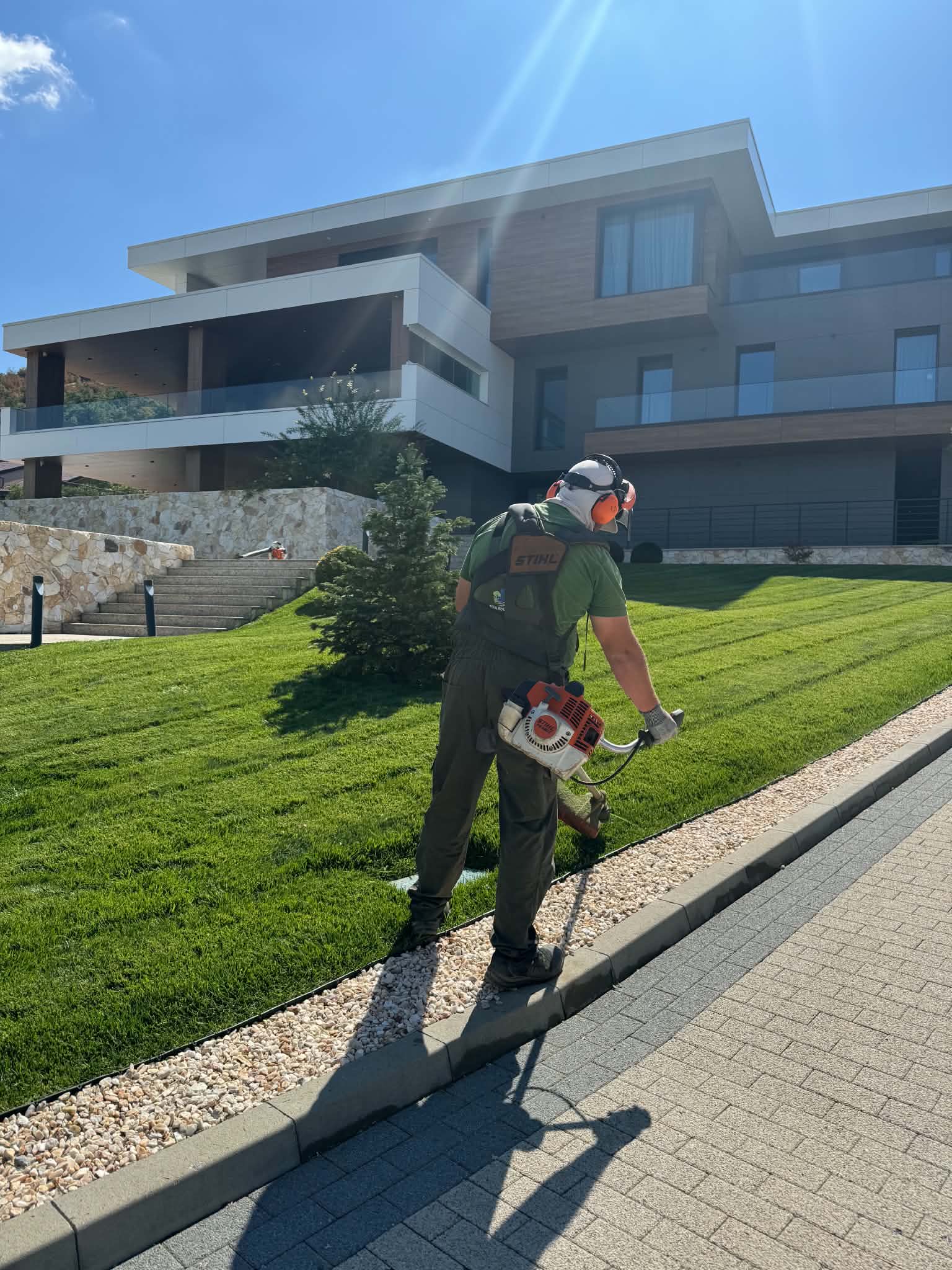 Екипът на 7Gardens поддържа зелена тревна площ на реален обект в Пловдив